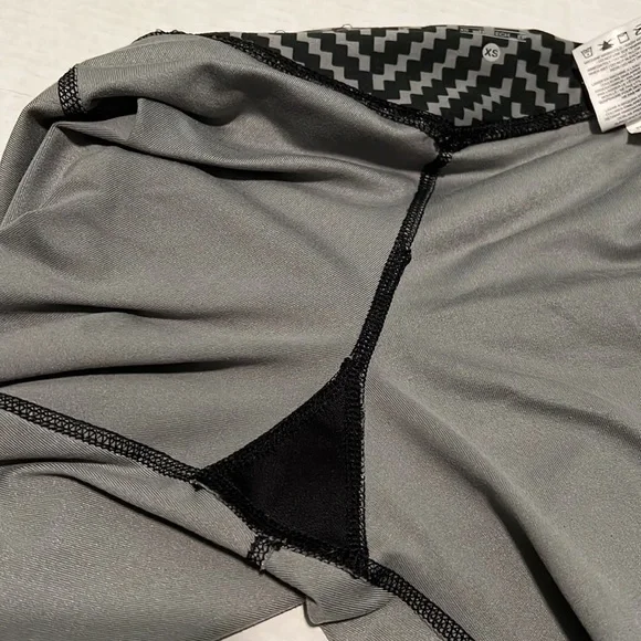 Nike Dri Fit Gray & Black Patterned Cropped Leggings XS - Picture 8 of 8